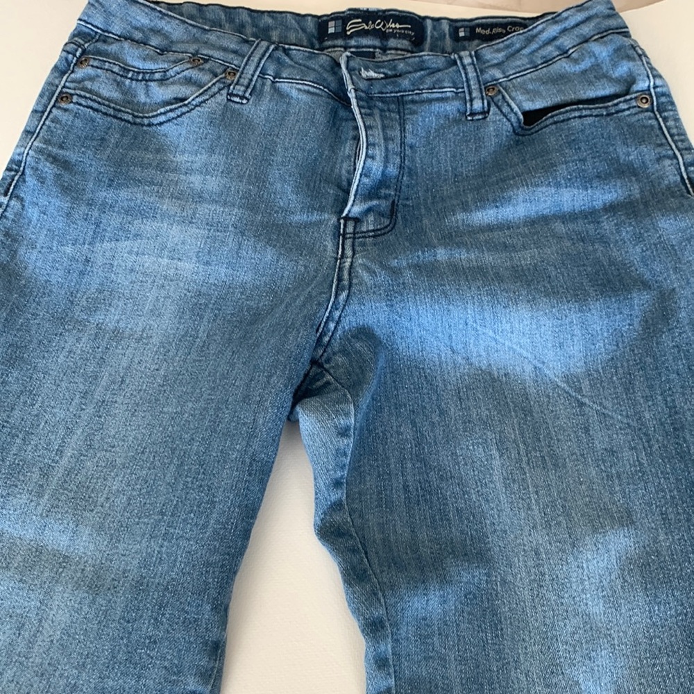 Mid rise cropped jeans.